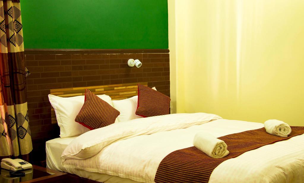 Hotel Adam Pokhara Quarto foto